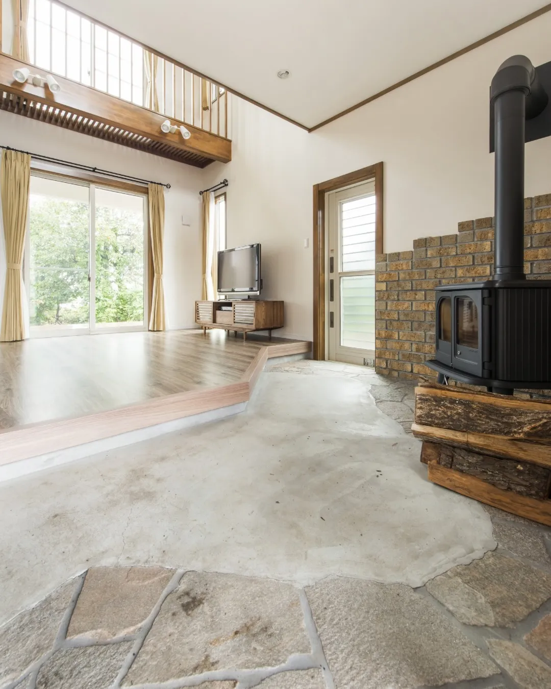 土間とつながるリビングに、薪ストーブのある暮らし。