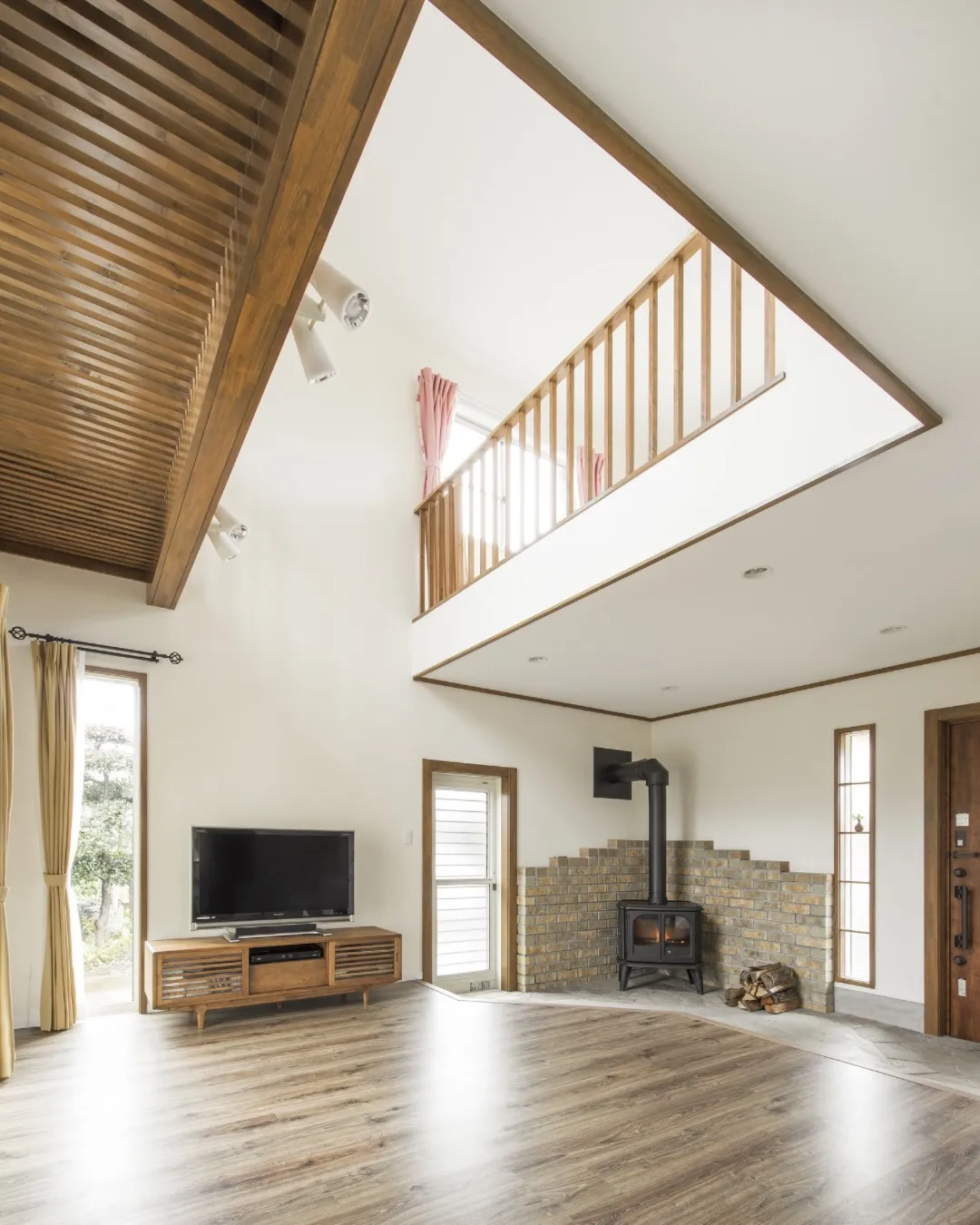 土間とつながるリビングに、薪ストーブのある暮らし。