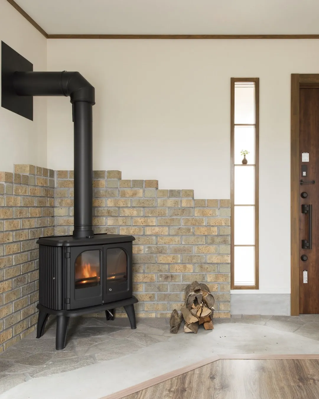 土間とつながるリビングに、薪ストーブのある暮らし。